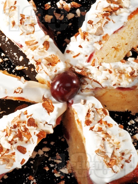 Черешов кейк / кекс със сметана и бадеми - снимка на рецептата